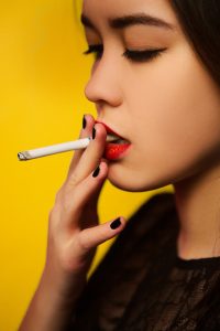 La voz de una mujer fumadora